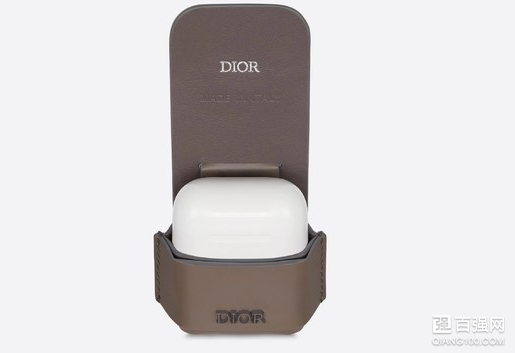比耳机还贵的Dior AirPods 皮套,2900元! 比耳机还贵的Dior AirPods 皮套,2900元!