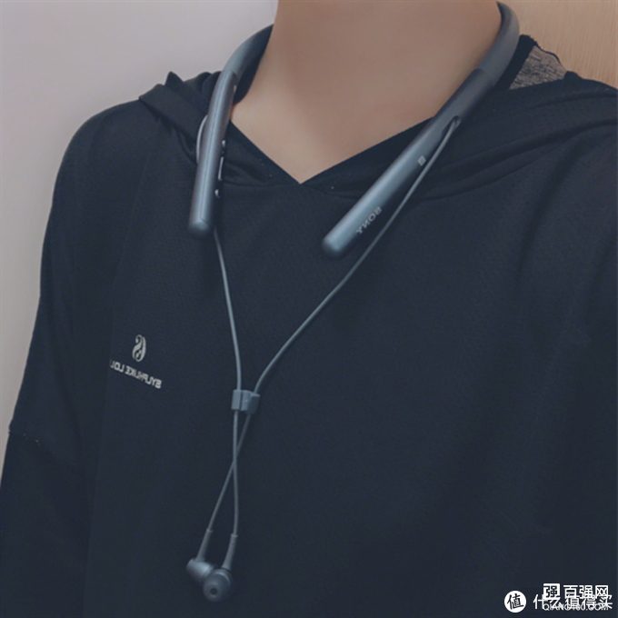 索尼WI-H700蓝牙耳机，一见倾心，佩戴更舒适！
