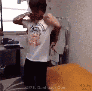 一网友的女朋友说没有骑过马，于是……