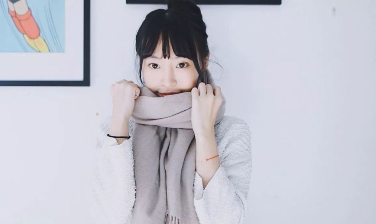 带须边的羊毛围巾该怎么围呢? 带须边的羊毛围巾该怎么围呢?