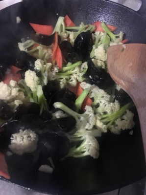 铁工房炒锅有哪些卖点？粘锅吗？