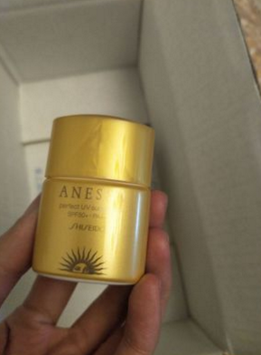 请问资生堂安热沙的防晒霜好用吗？油腻吗？