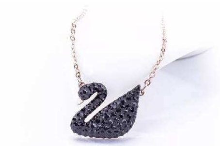 施华洛世奇黑天鹅项链是小的还是大的好看?什么材质? 施华洛世奇黑天鹅项链是小的还是大的好看?什么材质?