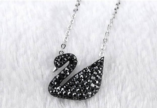 施华洛世奇黑天鹅项链是小的还是大的好看?什么材质? 施华洛世奇黑天鹅项链是小的还是大的好看?什么材质?