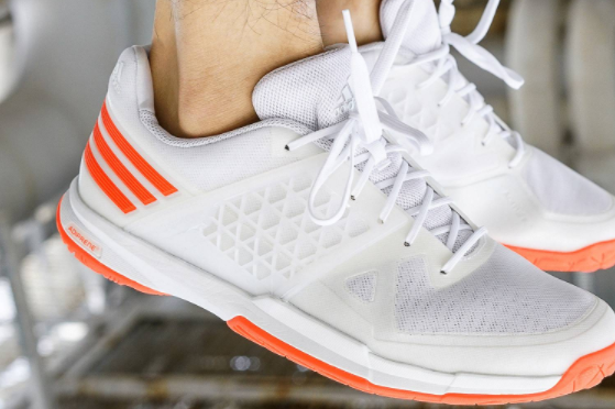 adidas羽毛球鞋测评？介绍一下？