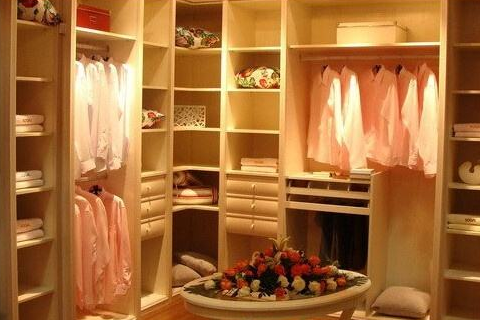 索菲亚有实木衣柜吗?用的什么木材? 索菲亚有实木衣柜吗?用的什么木材?