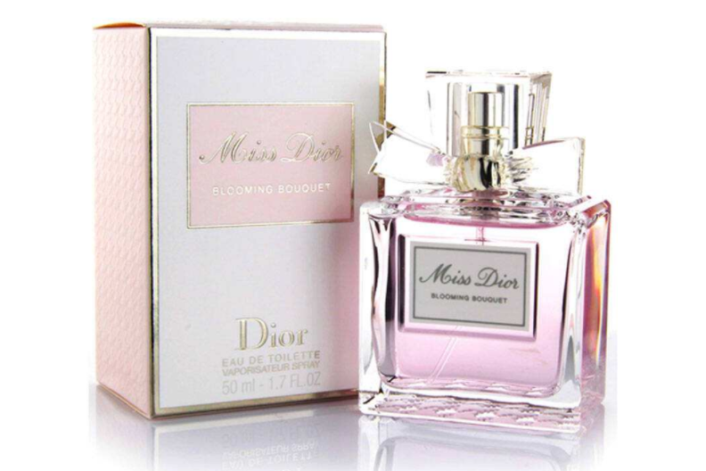 适合20岁女生的香水品牌?谁能推荐几款? 适合20岁女生的香水品牌?谁能推荐几款?