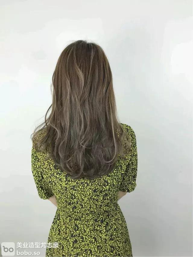 棕色染发百看不厌,选棕色都不会出错。 棕色染发百看不厌,选棕色都不会出错。