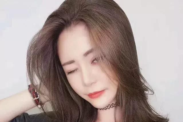 棕色染发百看不厌,选棕色都不会出错。 棕色染发百看不厌,选棕色都不会出错。