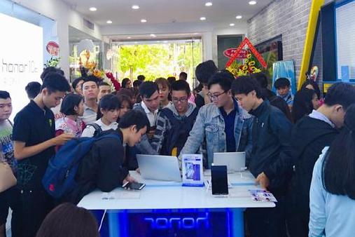 荣耀建官方体验店布局东南亚,与小米海外开战! 荣耀建官方体验店布局东南亚,与小米海外开战!