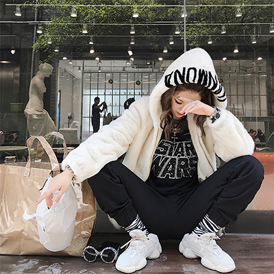 M家皮草(ManMona)这匹黑马,正在皮草界雄起,不容忽视! M家皮草(ManMona)这匹黑马,正在皮草界雄起,不容忽视!