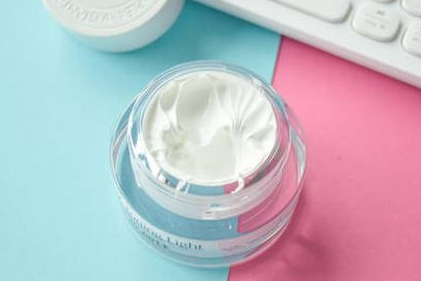 北海道素颜霜好用吗?用蓝色还是紫色? 北海道素颜霜好用吗?用蓝色还是紫色?