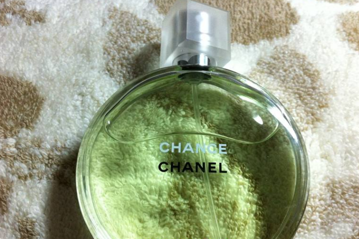 20多岁适合什么香水?谁能推荐几款适合20多岁人用的香水? 20多岁适合什么香水?谁能推荐几款适合20多岁人用的香水?