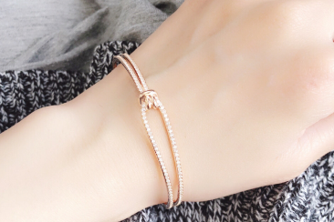 施华洛世奇手镯容易褪色吗? 施华洛世奇手镯容易褪色吗?