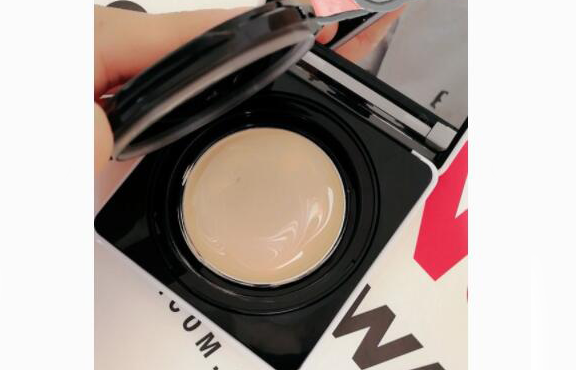 遇丝绒水漾粉凝霜好不好？持妆能力如何？