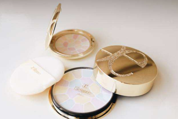 e大饼是哪个国家的?Elegance粉饼带粉扑吗? e大饼是哪个国家的?Elegance粉饼带粉扑吗?