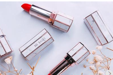 恋意口红质地滋润吗?持久度怎么样? 恋意口红质地滋润吗?持久度怎么样?