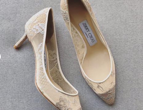 JIMMY CHOO裸白蕾丝猫跟鞋走路软吗？会磨脚吗？