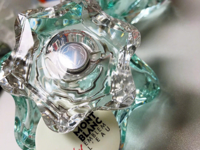 万宝龙碧钻之星女士淡香水是以花果香调为主吗?怎么喷留香久? 万宝龙碧钻之星女士淡香水是以花果香调为主吗?怎么喷留香久?