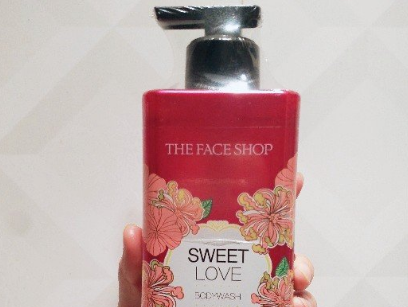 菲诗小铺甜蜜爱恋款沐浴露什么香调？香味持久吗？