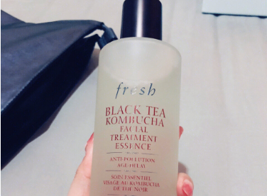 馥蕾诗红茶精华液质地轻薄吗？吸收快吗？
