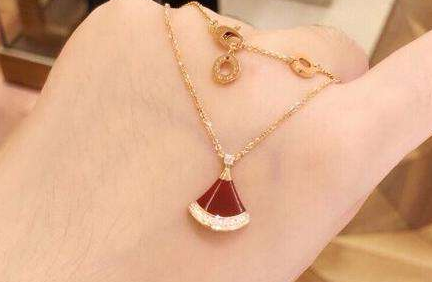 宝格丽项链小扇形配衣服好吗?谁能介绍一下? 宝格丽项链小扇形配衣服好吗?谁能介绍一下?