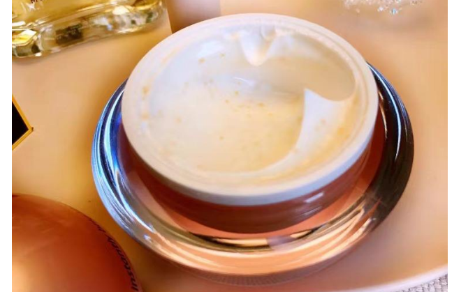 日本超便宜美白霜好吗?要卸妆吗? 日本超便宜美白霜好吗?要卸妆吗?