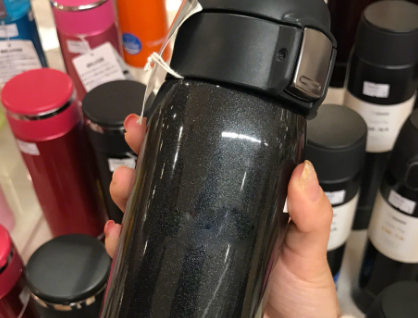 日本象印保温杯质量好吗？盖子可以一键开启和锁上吗？