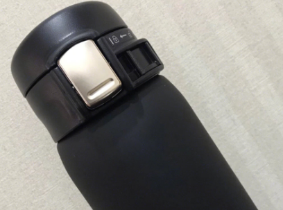 日本象印保温杯很轻便吗？杯盖可以一手操控？