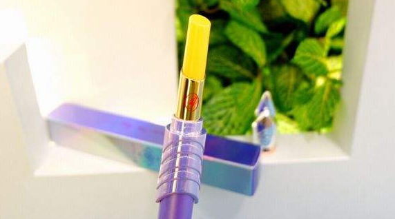 变色润唇膏要卸妆吗？变色润唇膏好用吗？