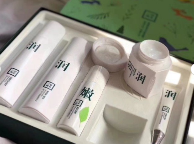 三草两木水乳套装有哪些单品？好用吗？