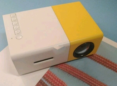 朵酷投影仪很好用吗？不用插电使用？