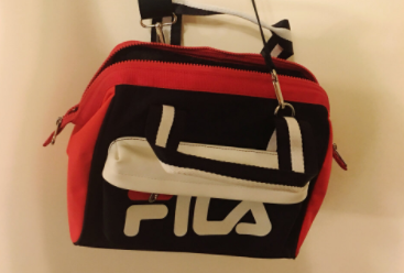 fila运动单肩背包?外出可以背吗? fila运动单肩背包?外出可以背吗?