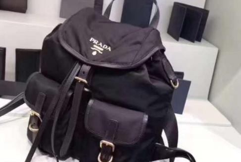 prada降落伞尼龙包防水吗？