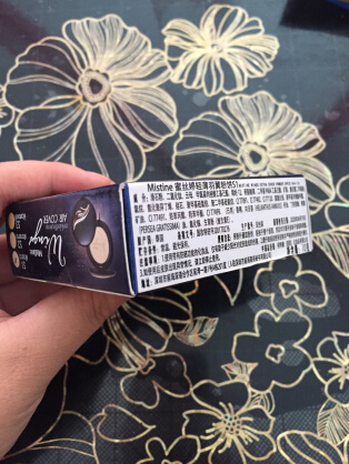 想要控油又滋润 Mistine轻薄羽翼粉饼可以一试 想要控油又滋润 Mistine轻薄羽翼粉饼可以一试