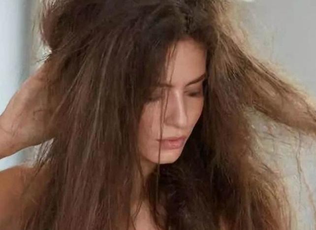 头发干枯毛躁像草一样 应该怎么护发 头发干枯毛躁像草一样 应该怎么护发