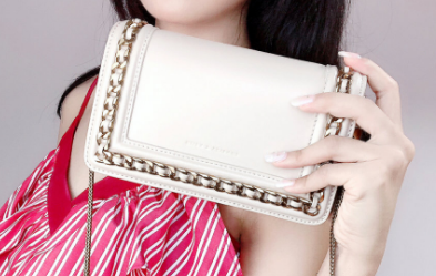 小ck小香风菱格包尺寸?可以放下什么东西? 小ck小香风菱格包尺寸?可以放下什么东西?