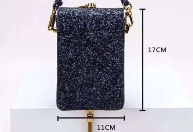 小ck亮片包包刮衣服？该怎么背？