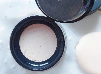 美康粉黛散粉怎么用？控油效果好吗？