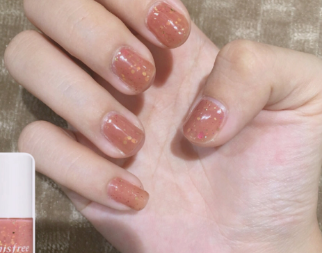 悦诗风吟指甲油64蔷薇怎么涂？颜色有色差吗？