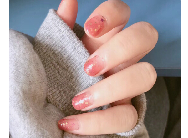 悦诗风吟指甲油64蔷薇图片？会显手黑吗？