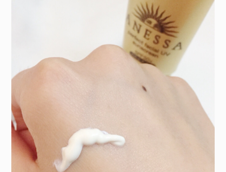 安耐晒金瓶可以涂脸吗?还有酒精味? 安耐晒金瓶可以涂脸吗?还有酒精味?