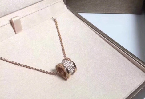 宝格丽小蛮腰项链图片？宝格丽小蛮腰项链好搭配衣服吗？