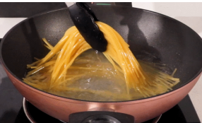 锅具太多很麻烦?一口进口炒锅撑起你的厨房 锅具太多很麻烦?一口进口炒锅撑起你的厨房