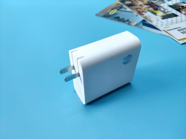 小米二合一移动电源,即是移动电源也是充电器,实属出行必备良 小米二合一移动电源,即是移动电源也是充电器,实属出行必备良