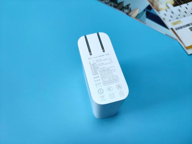 小米二合一移动电源,即是移动电源也是充电器,实属出行必备良 小米二合一移动电源,即是移动电源也是充电器,实属出行必备良