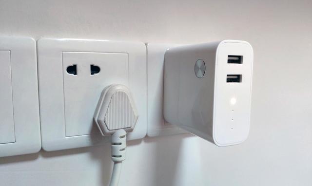 小米二合一移动电源,即是移动电源也是充电器,实属出行必备良 小米二合一移动电源,即是移动电源也是充电器,实属出行必备良