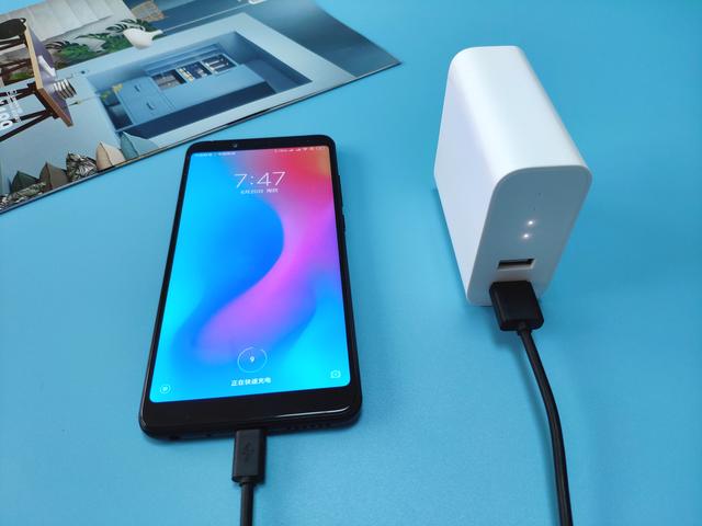 小米二合一移动电源,即是移动电源也是充电器,实属出行必备良 小米二合一移动电源,即是移动电源也是充电器,实属出行必备良