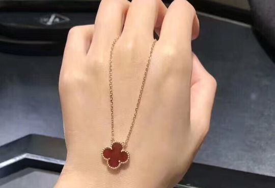 梵克雅宝红色四叶草项链多少钱?值得入吗? 梵克雅宝红色四叶草项链多少钱?值得入吗?