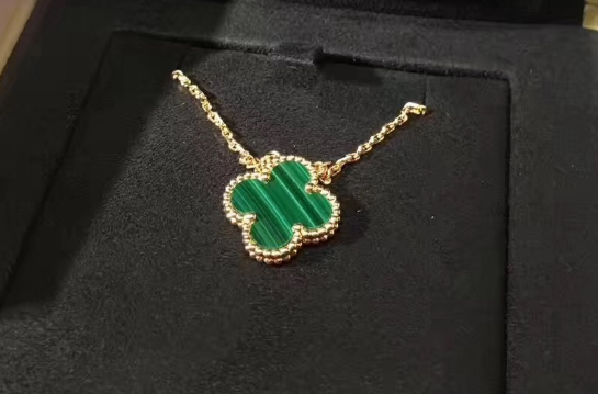 梵克雅宝红色四叶草项链多少钱？值得入吗？